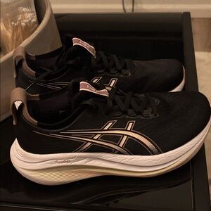 ASICS Women's Black and White gel Nimbus 27